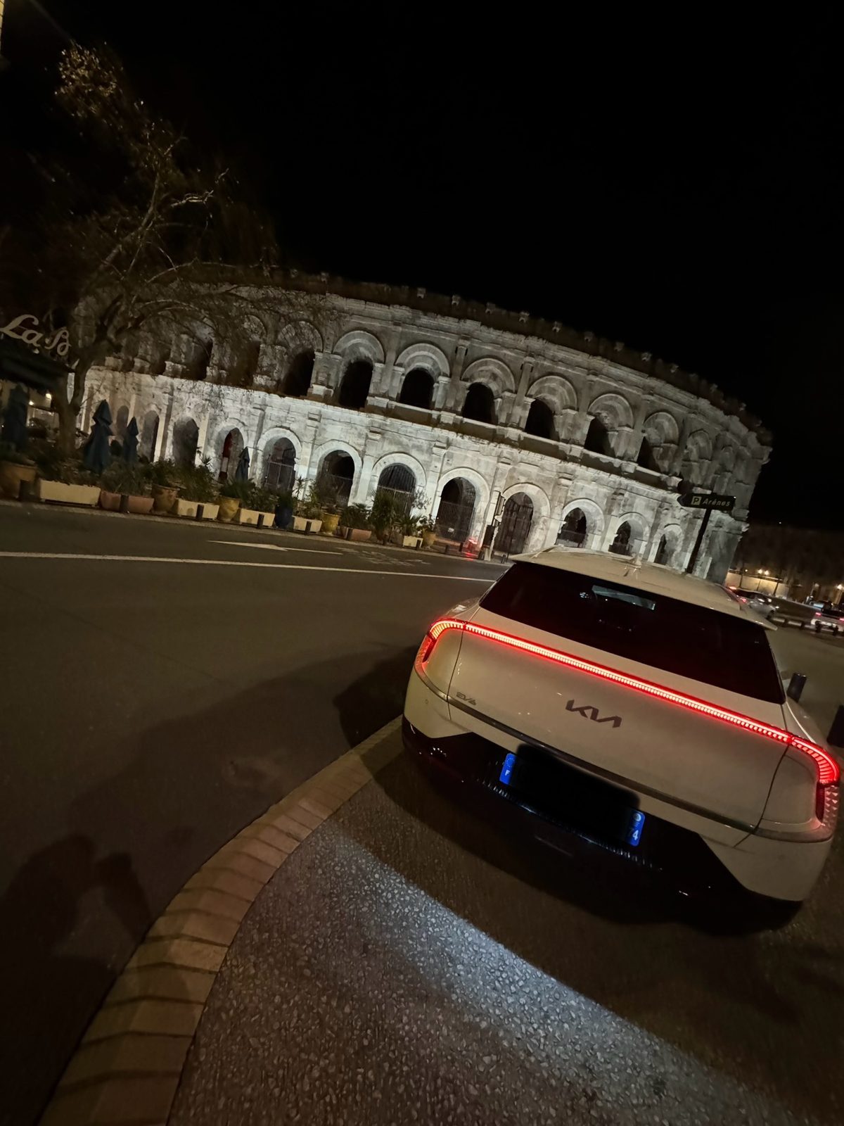 Kia EV6 NemaususDriver devant les Arènes de Nîmes