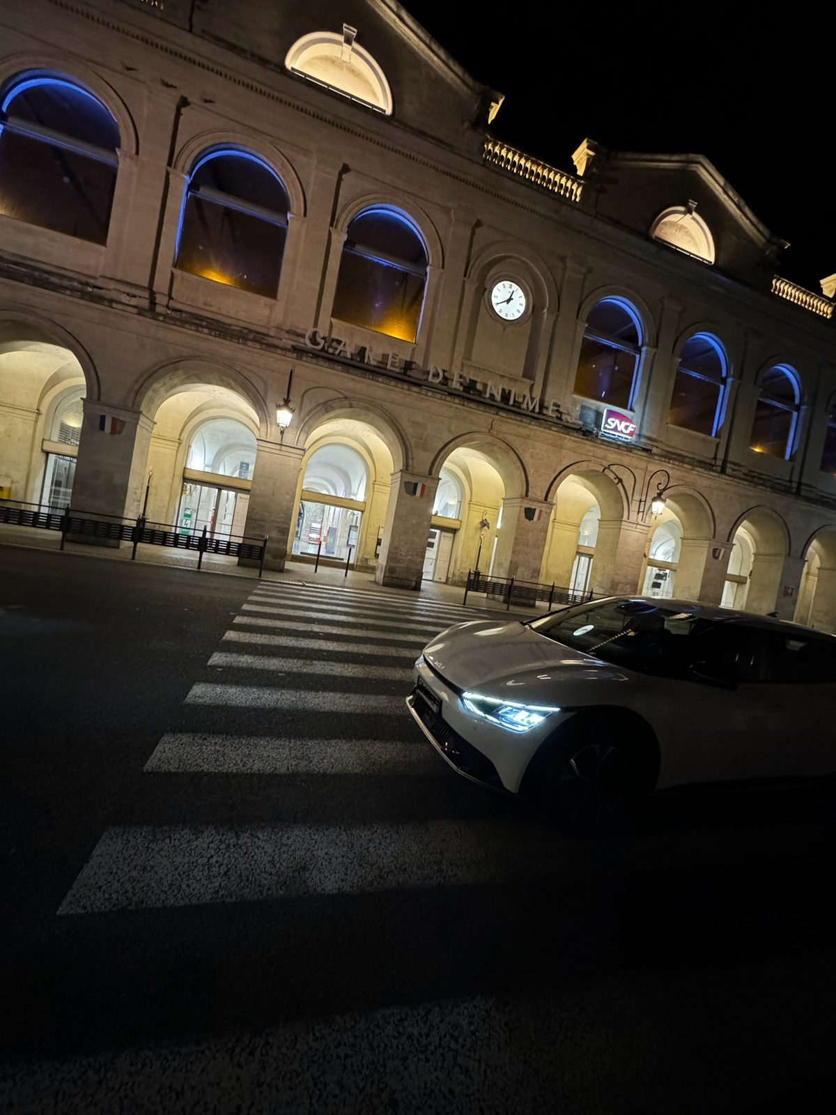 Taxi NemaususDriver devant la gare de Nîmes de nuit