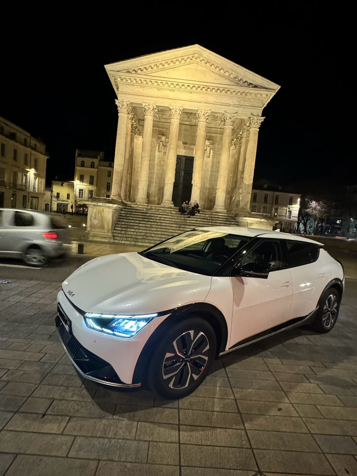 Taxi NemaususDriver devant la Maison Carrée de Nîmes de nuit