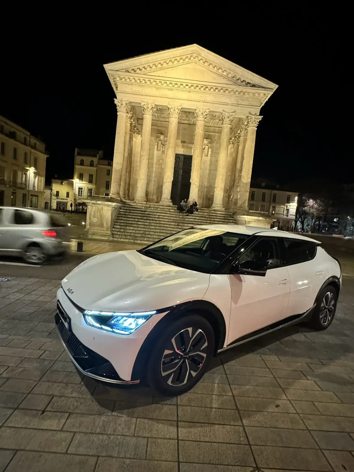 ニームのメゾン・カレ前に停まるNemaususDriverの車両